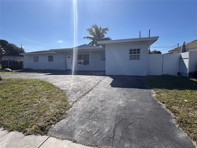 4490 NW 171 Terrace in Miami Gardens, FL - Building Photo - Building Photo