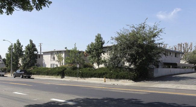 151 S Idaho St in La Habra, CA - Foto de edificio - Building Photo