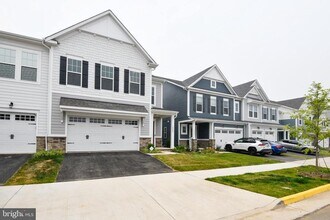 18200 Moss Gdn Rd in Dumfries, VA - Building Photo - Building Photo