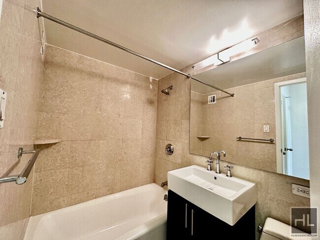 EAST 63 STREET in New York, NY - Building Photo - Building Photo
