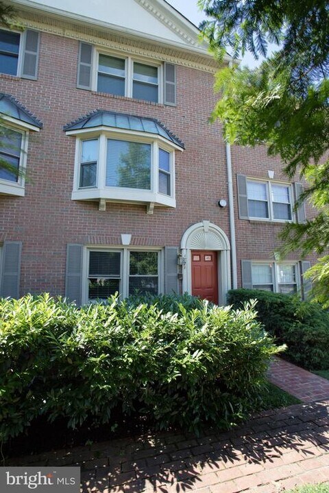 1871 N Adams St in Arlington, VA - Building Photo