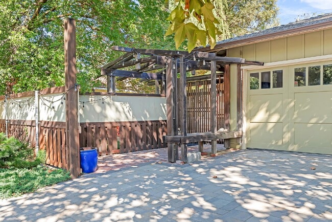 834 Linden Ln in Davis, CA - Building Photo - Building Photo