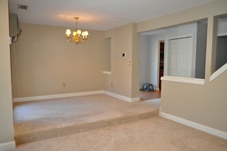 8 Willow Ln in Avon, CT - Building Photo - Building Photo