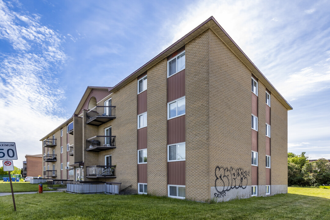 6765 Milan in Brossard, QC - Building Photo