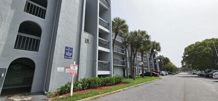 2050 N Congress Ave in West Palm Beach, FL - Building Photo - Building Photo