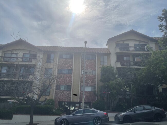 property at 1735 N Fuller Ave