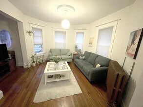 217 Harvard St, Unit 2R in Cambridge, MA - Building Photo - Building Photo