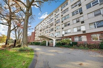 10 Hammond Pond Pkwy in Newton, MA - Building Photo - Building Photo