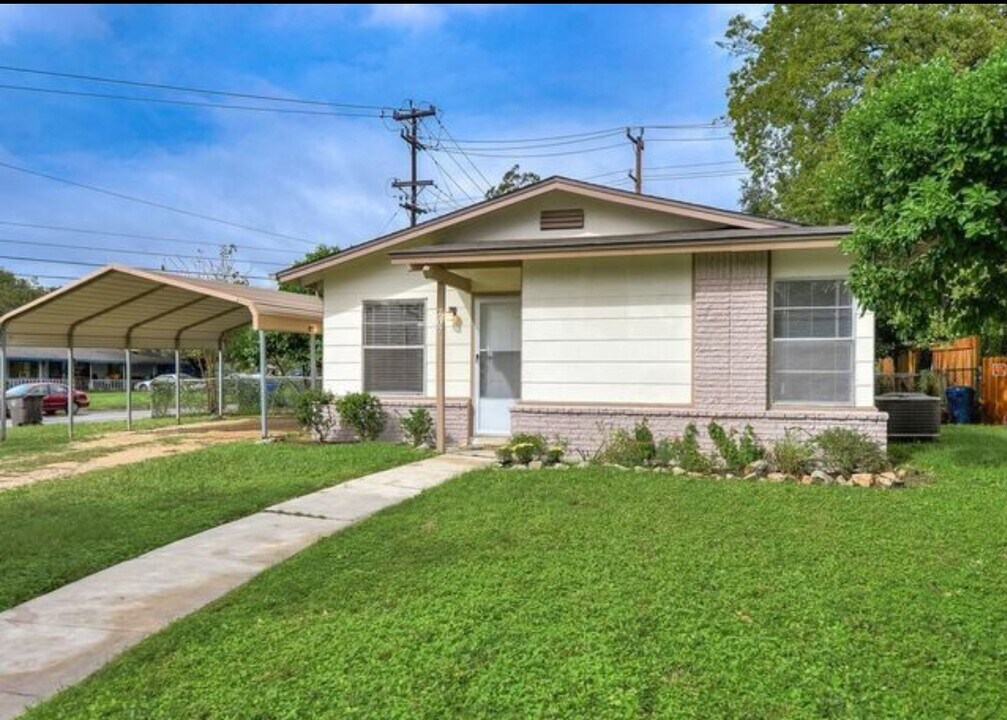 707 Sprucewood Ln in San Antonio, TX - Building Photo