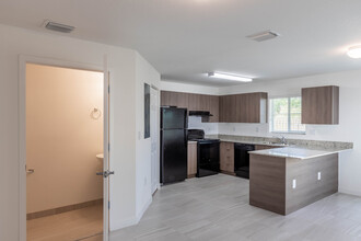 Mirage at Sailboat Cove Townhomes in North Miami, FL - Foto de edificio - Interior Photo