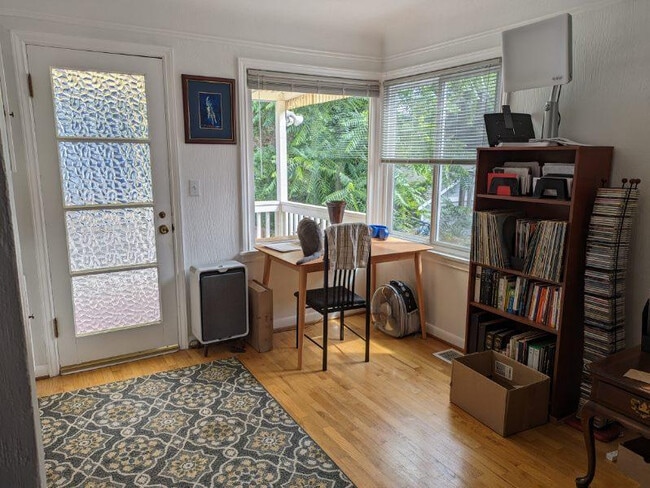 1036 NE 102nd St in Seattle, WA - Foto de edificio - Building Photo