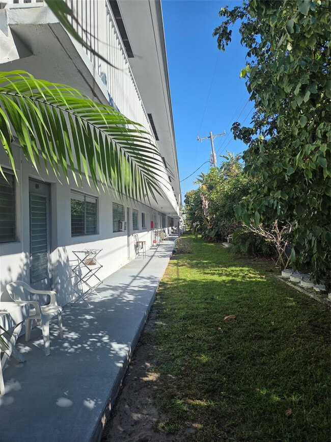 2000 NE 51st Ct in Fort Lauderdale, FL - Foto de edificio - Building Photo