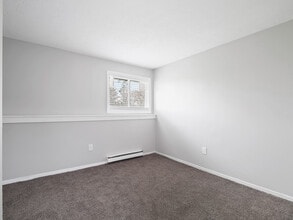 Pinegrove Apartments in Elyria, OH - Foto de edificio - Building Photo