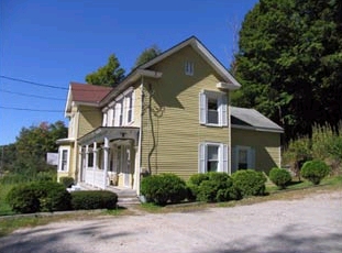 695 Cape St in Lee, MA - Foto de edificio - Building Photo