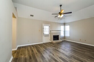 4127 Lake Cross Dr W in Memphis, TN - Foto de edificio - Building Photo