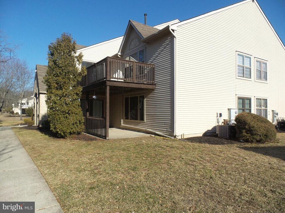 22 Neville Ct in Washington Township, NJ - Foto de edificio