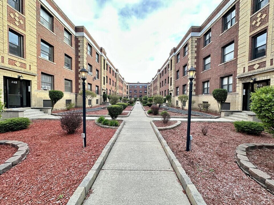 816 W Waveland in Chicago, IL - Building Photo