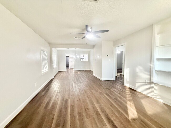 137 Laurel St in Lake Jackson, TX - Building Photo - Building Photo