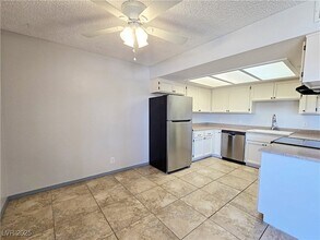 3720 Snorkel Cir, Unit 2 in Las Vegas, NV - Building Photo - Building Photo