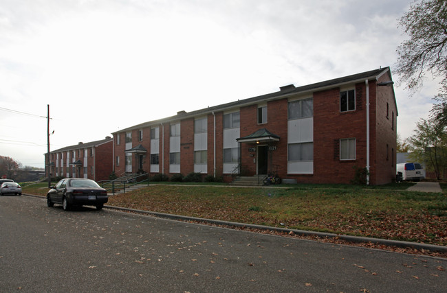 The Colonial Apartments in Overland Park, KS - Building Photo - Building Photo