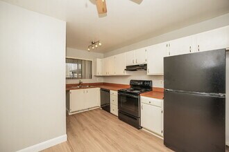 9471 Madison Ln in North Royalton, OH - Building Photo - Building Photo