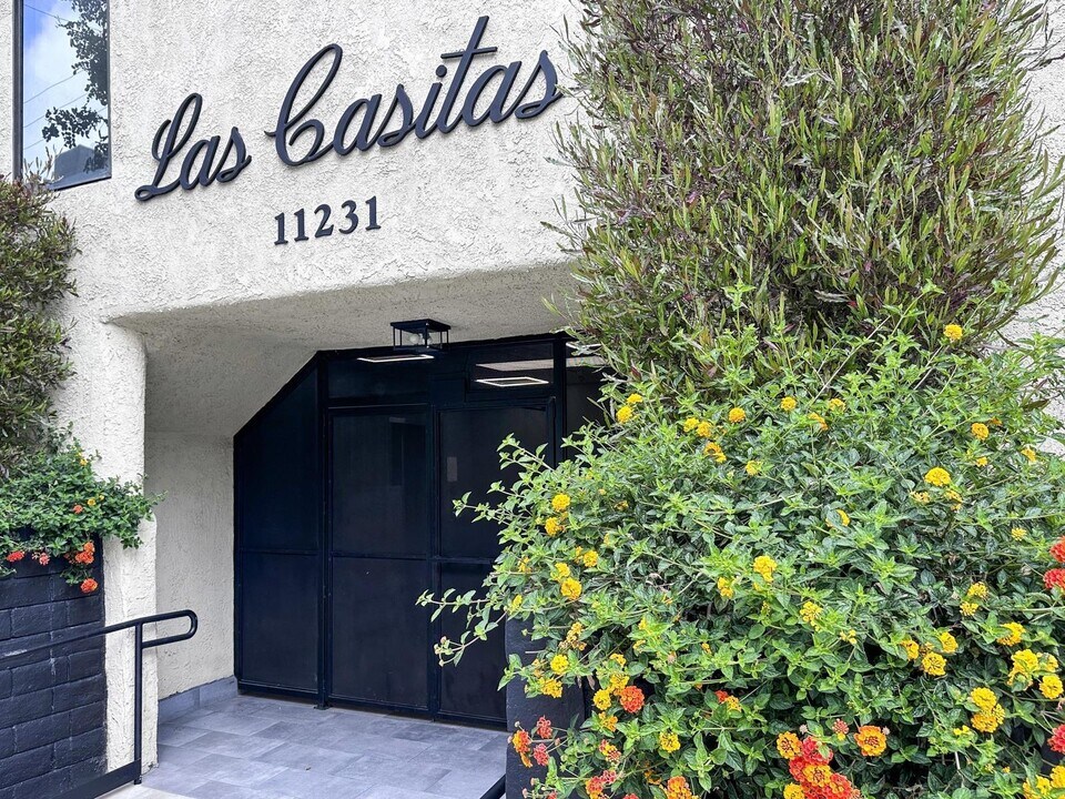 Las Casitas Apartments in North Hollywood, CA - Building Photo