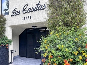 Las Casitas Apartments in North Hollywood, CA - Foto de edificio - Building Photo