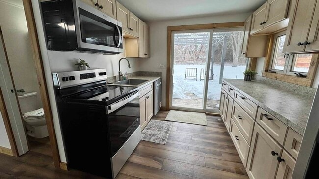 21 1st Ave in Easthampton, MA - Building Photo - Building Photo