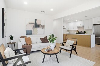 5601 Samuel Huston Ave in Austin, TX - Foto de edificio - Building Photo