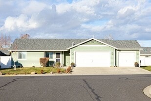 509 Chelan Ave in Moxee, WA - Building Photo