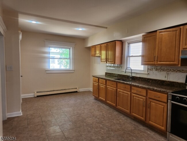 1025 Anna St in Elizabeth, NJ - Building Photo - Building Photo