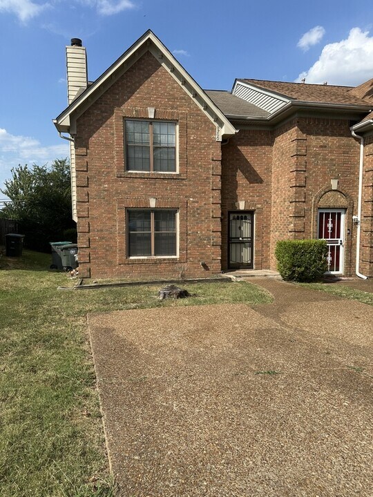 8200 Town N Country Dr in Memphis, TN - Building Photo