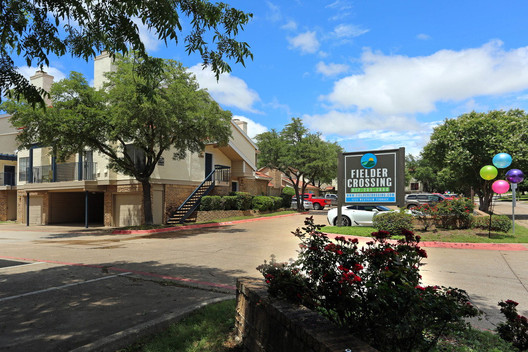 Fielder Crossing in Arlington, TX - Building Photo