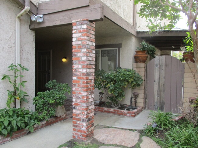 22008 Lemarsh St in Chatsworth, CA - Building Photo - Building Photo