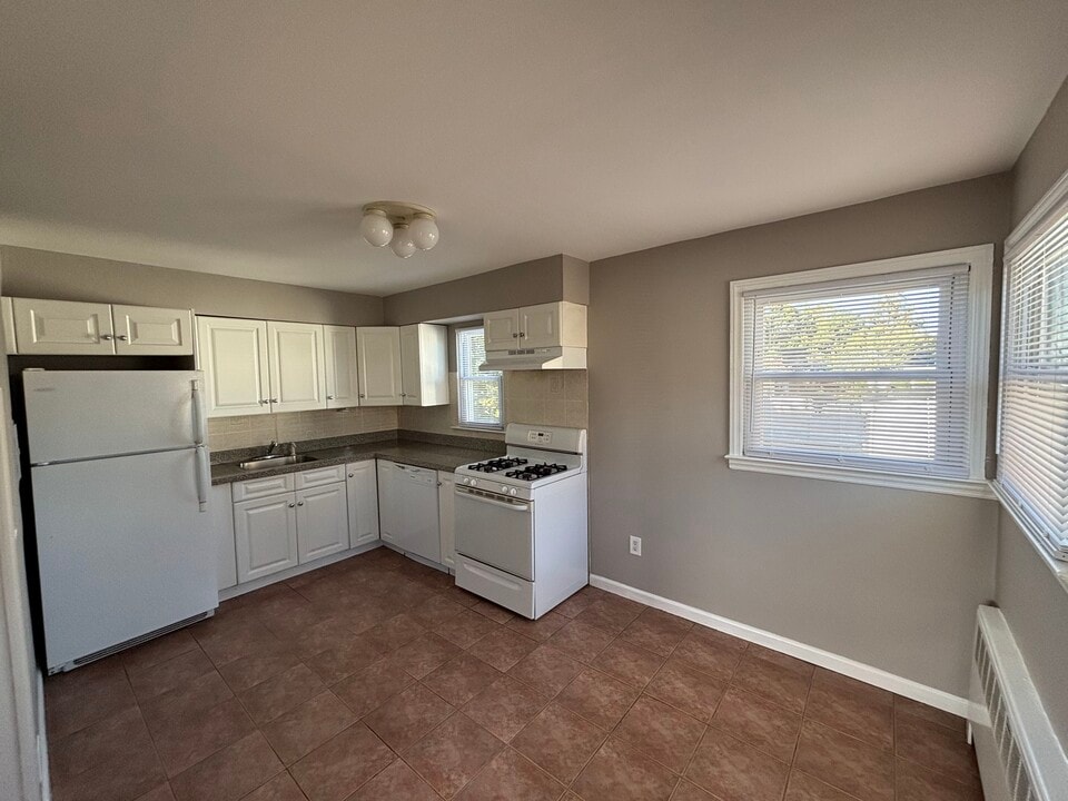 931 Fulton St, Unit 2nd Floor Fulton St in Farmingdale, NY - Building Photo