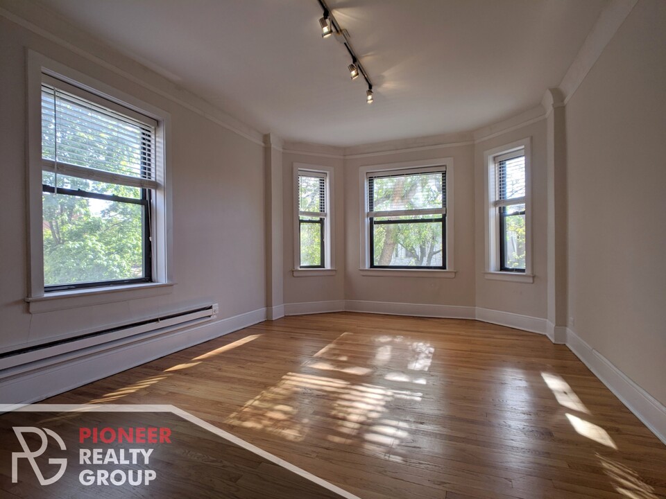 2315 N Rockwell St, Unit 2325-3A in Chicago, IL - Building Photo