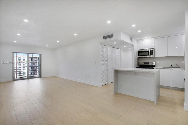 4670 W 13th Ln in Hialeah, FL - Foto de edificio - Building Photo
