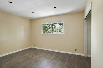 1001-1003 W Myrtle St in Santa Ana, CA - Building Photo - Interior Photo