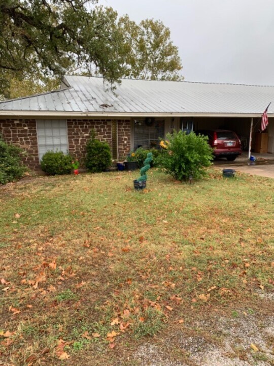 1805 Greenwood Ln in Kingsland, TX - Building Photo