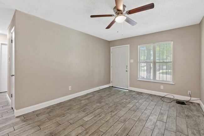6702 Colony Park Dr in Austin, TX - Building Photo - Building Photo