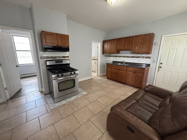 218 Geneva St, Unit 6 in Elizabeth, NJ - Foto de edificio - Building Photo