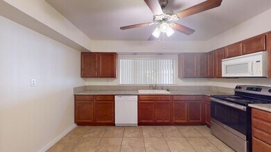 356 E Desert Inn Rd in Las Vegas, NV - Building Photo - Building Photo