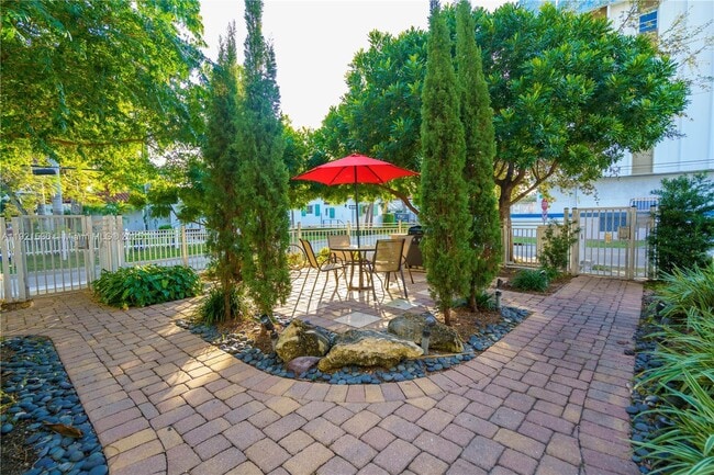 property at 2425 Flamingo Pl