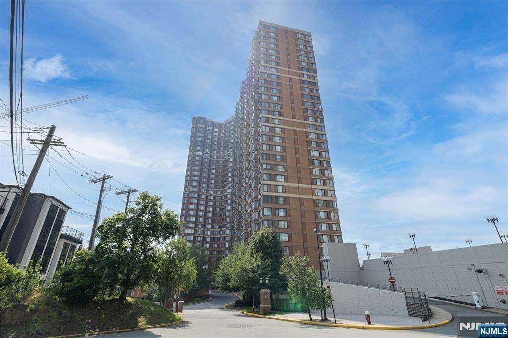 100 Old Palisade Rd in Fort Lee, NJ - Building Photo