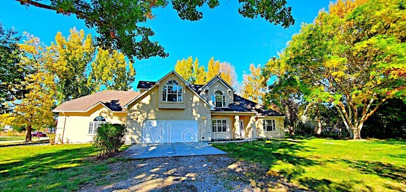 85 S Linder Rd in Eagle, ID - Building Photo