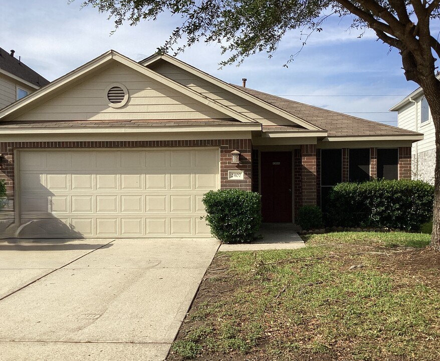 2407 Aspen Dale Dr in Spring, TX - Building Photo