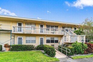 52 Kingswood E in West Palm Beach, FL - Building Photo