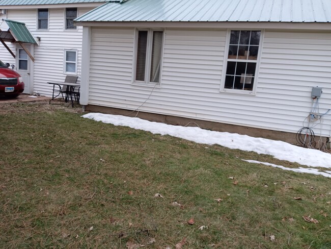 17049 W Edwards Rd, Unit #1- East in Antioch, IL - Foto de edificio - Building Photo