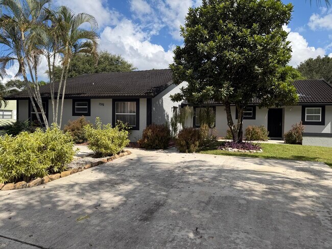 property at 1392 Riverside Cir