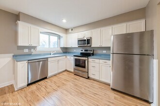 9423 Bay Colony Dr in Des Plaines, IL - Building Photo - Building Photo